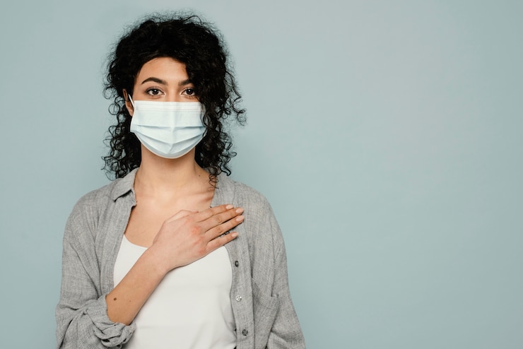 Foto gratuito mujer de tiro medio con espacio de copia