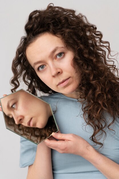 Mujer de tiro medio con espejo