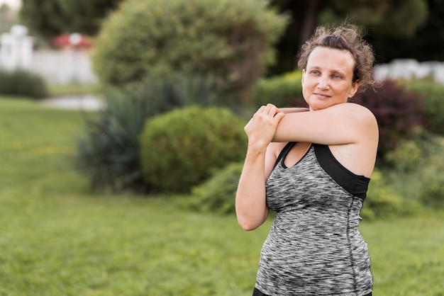 Foto gratuita mujer de tiro medio estirando su brazo