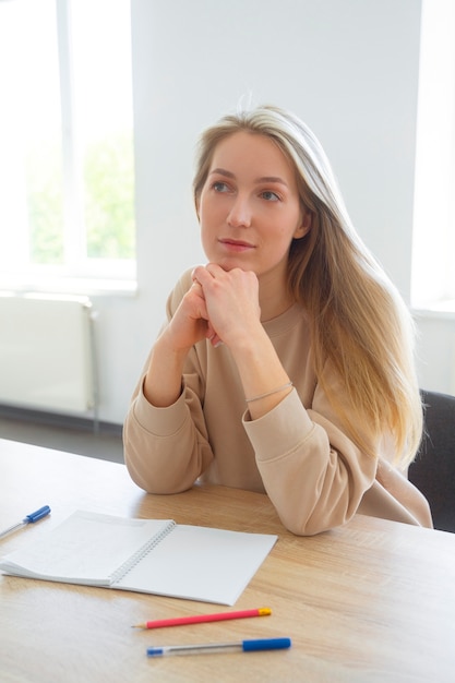 Mujer de tiro medio estudiando matemáticas