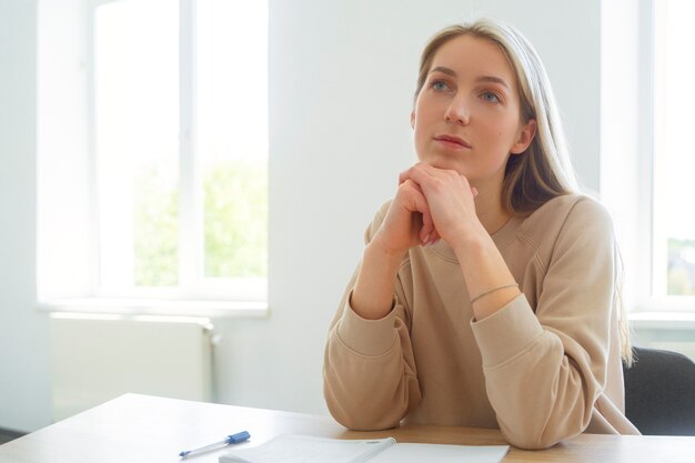 Mujer de tiro medio estudiando matemáticas