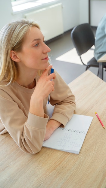 Mujer de tiro medio estudiando matemáticas