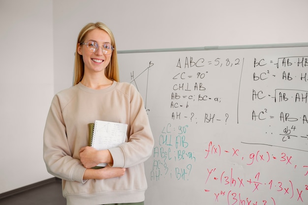 Mujer de tiro medio estudiando matemáticas