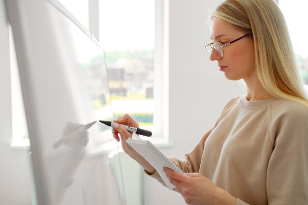 Mujer de tiro medio estudiando matemáticas