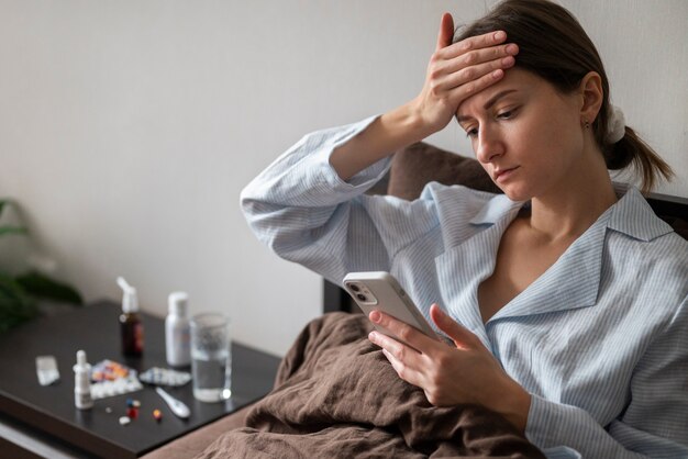 Mujer de tiro medio experimentando dolor de cabeza