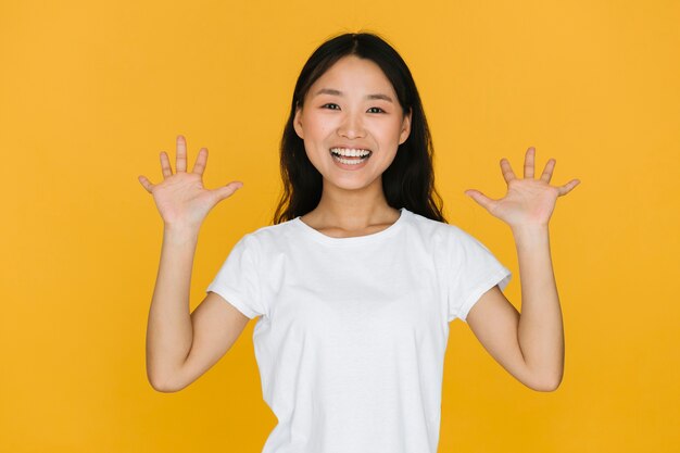 Mujer de tiro medio expresando felicidad