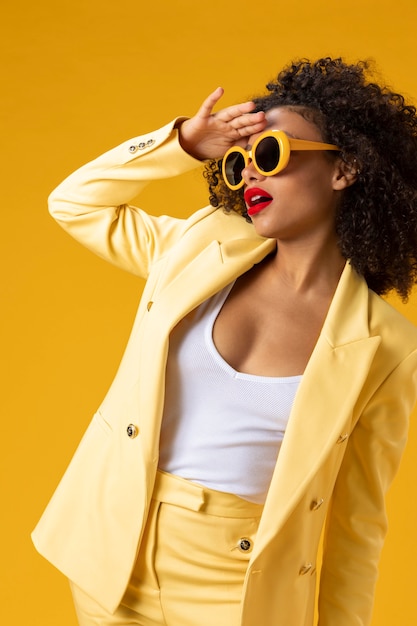 Mujer de tiro medio con gafas de sol amarillas