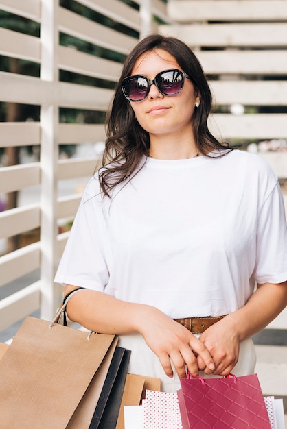 Mujer de tiro medio con gafas de sol