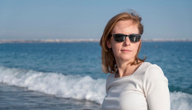 Mujer de tiro medio con gafas de sol