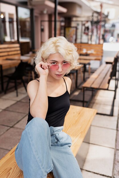 Mujer de tiro medio con gafas de sol