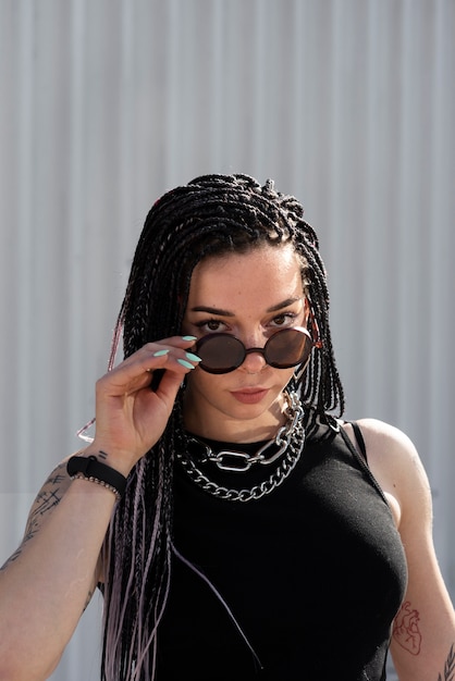 Mujer de tiro medio con gafas de sol