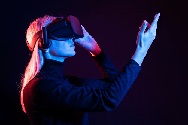 Mujer de tiro medio con gafas vr