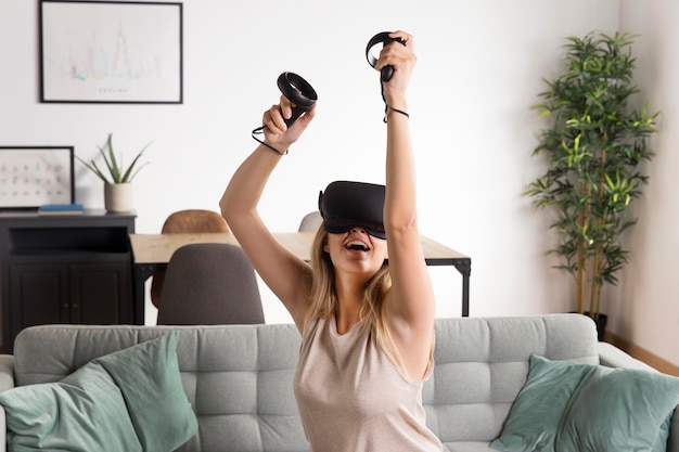 Mujer de tiro medio con gafas vr