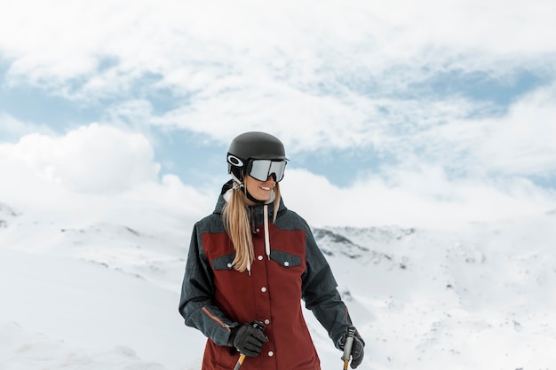 Mujer de tiro medio con gafas