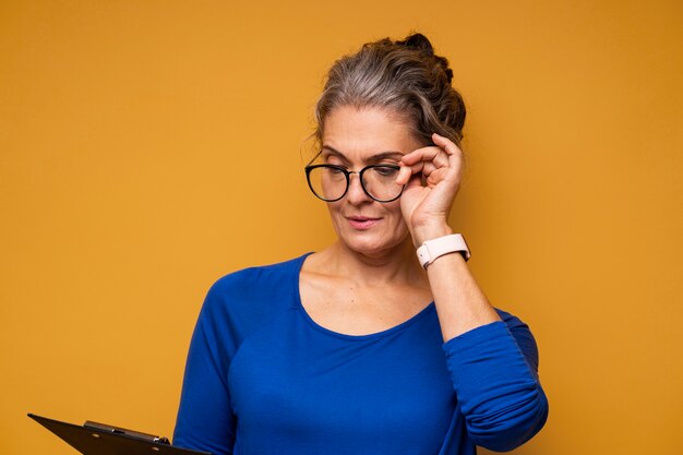 Mujer de tiro medio con gafas