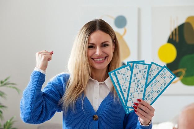 Mujer de tiro medio ganando juegos de bingo