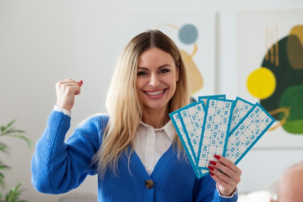 Mujer de tiro medio ganando juegos de bingo