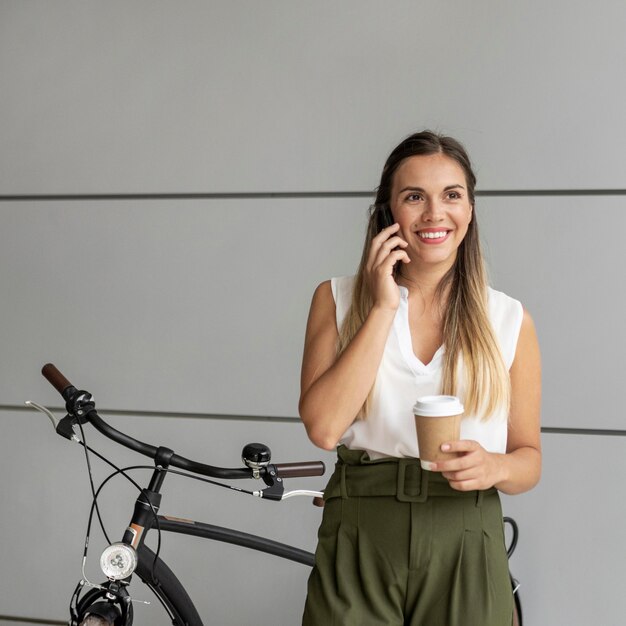 Mujer de tiro medio hablando por teléfono