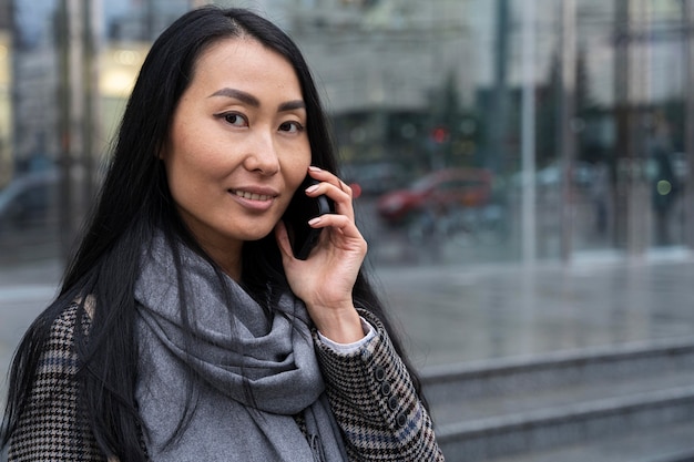 Mujer de tiro medio hablando por teléfono