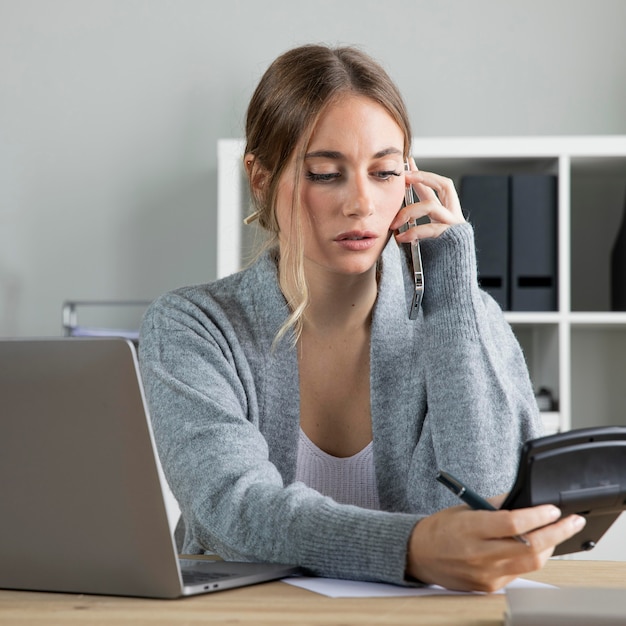 Mujer de tiro medio hablando por teléfono