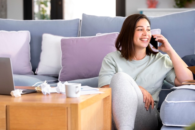 Mujer de tiro medio hablando por teléfono