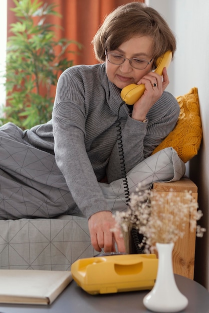 Mujer de tiro medio hablando por teléfono