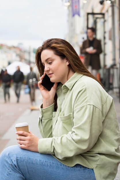 Mujer de tiro medio hablando por teléfono