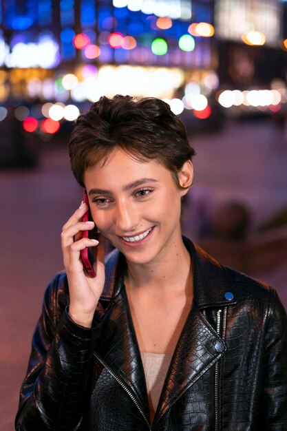 Mujer de tiro medio hablando por teléfono