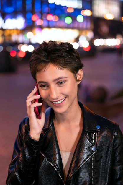 Mujer de tiro medio hablando por teléfono