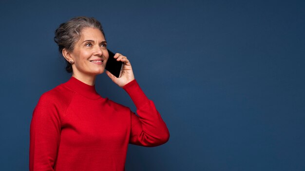 Mujer de tiro medio hablando por teléfono