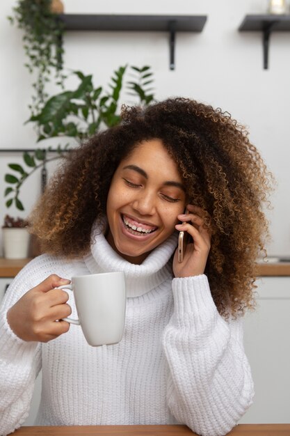 Mujer de tiro medio hablando por teléfono