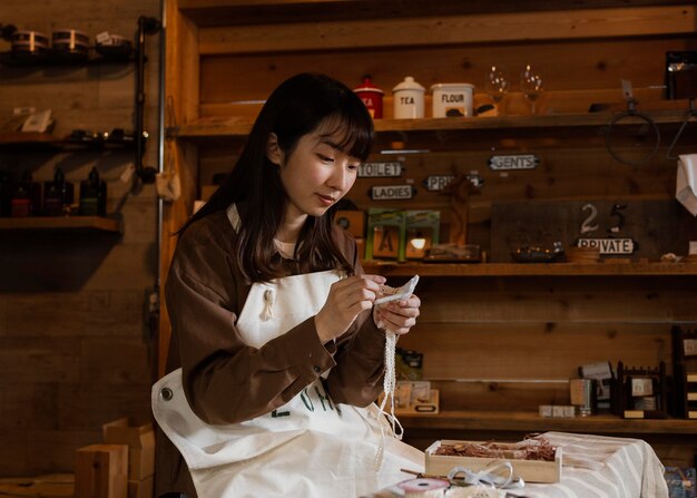 Mujer de tiro medio haciendo arte