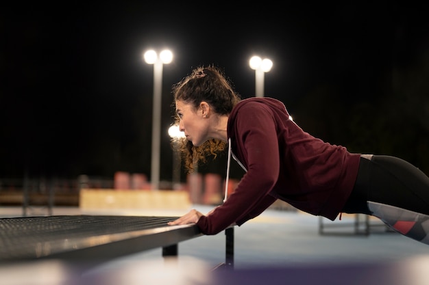 Mujer de tiro medio haciendo deporte