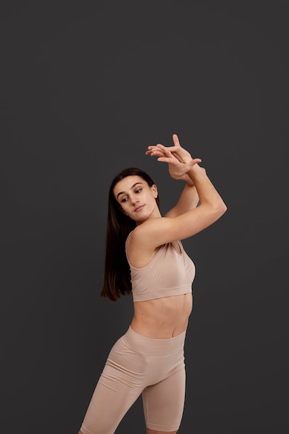 Mujer de tiro medio haciendo ejercicio