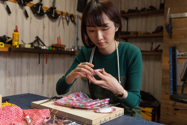 Foto gratuita mujer de tiro medio haciendo obras de arte