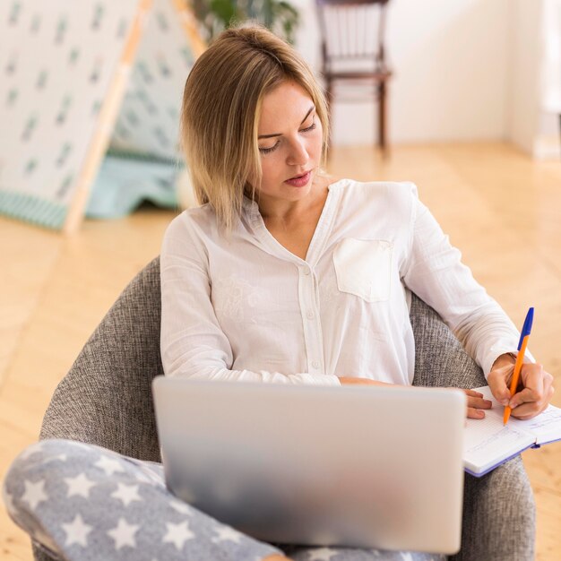 Mujer de tiro medio haciendo su trabajo