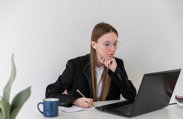 Mujer de tiro medio haciendo su trabajo