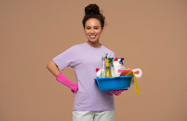 Mujer de tiro medio haciendo las tareas del hogar