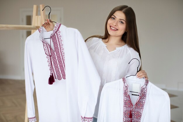 Mujer de tiro medio con hermosas camisas.