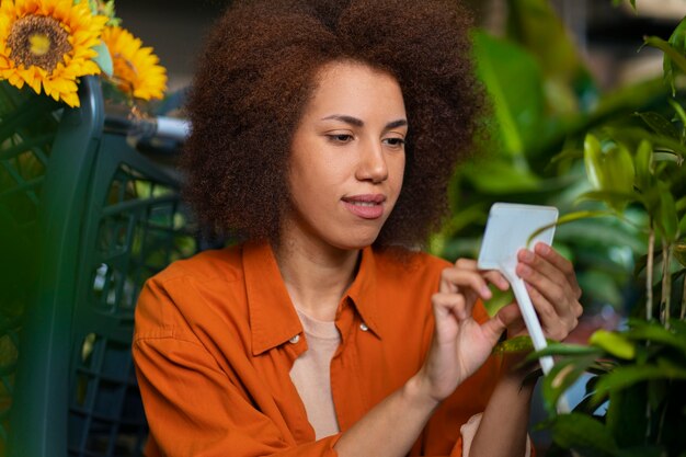 Mujer de tiro medio con hermosos girasoles.