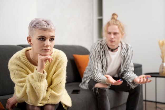 Mujer de tiro medio ignorando al hombre