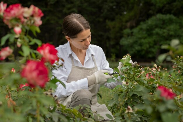 Mujer de tiro medio en el jardín