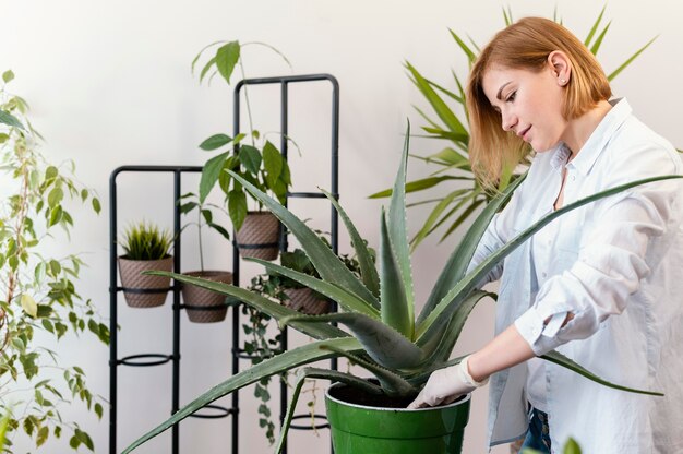 Mujer de tiro medio jardinería