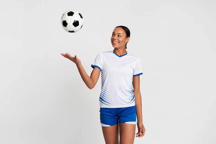 Foto gratuito mujer de tiro medio jugando al fútbol