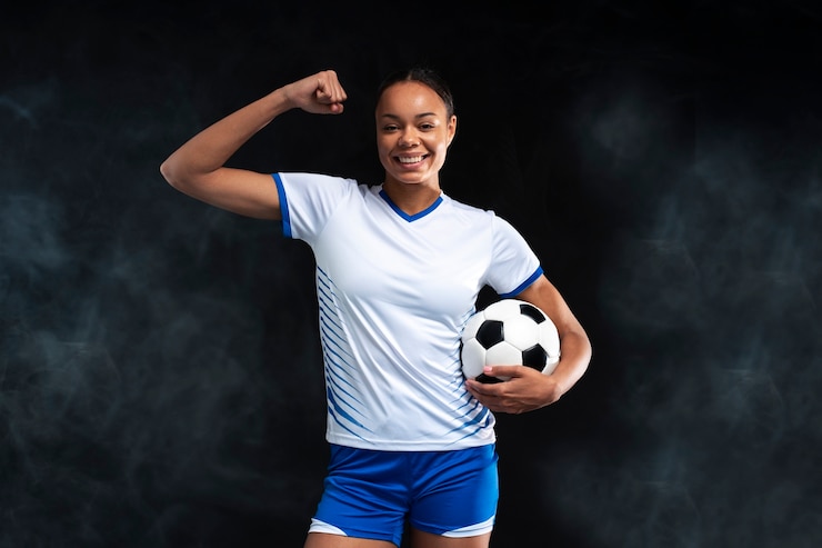 Foto gratuito mujer de tiro medio jugando al fútbol