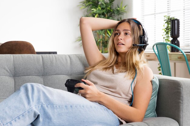 Mujer de tiro medio jugando con controlador