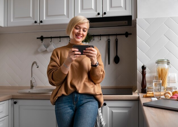 Foto gratuita mujer de tiro medio jugando con su teléfono