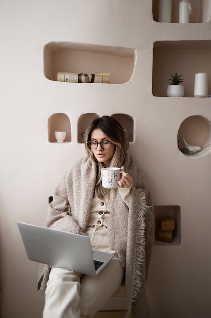 Foto gratuita mujer de tiro medio con laptop en casa