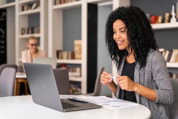 Foto gratuita mujer de tiro medio con laptop