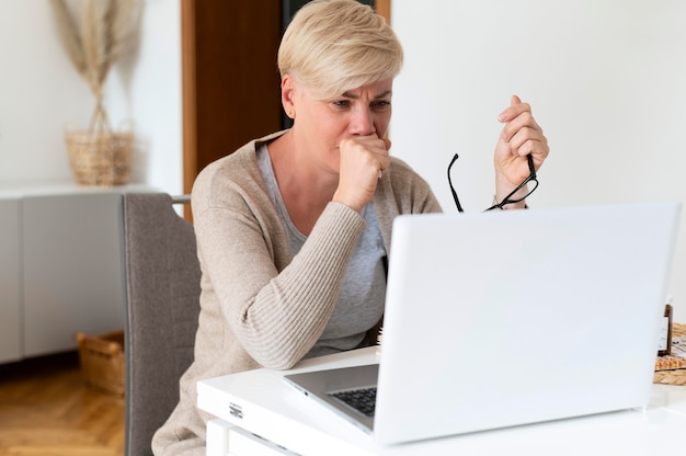 Foto gratuita mujer de tiro medio con laptop